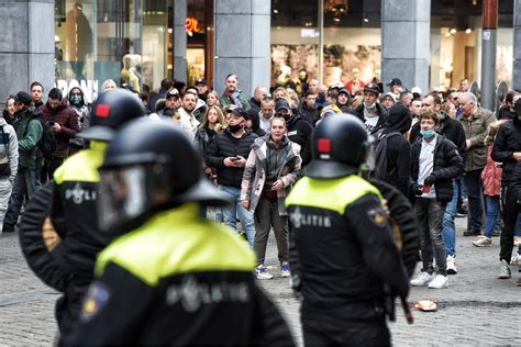 Politie brengt in totaal 265 demonstranten naar andere locatie